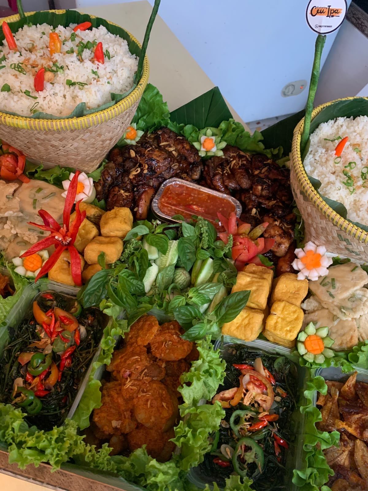 Nasi liwet nampan lengkap dengan ayam bakar dan lalapan