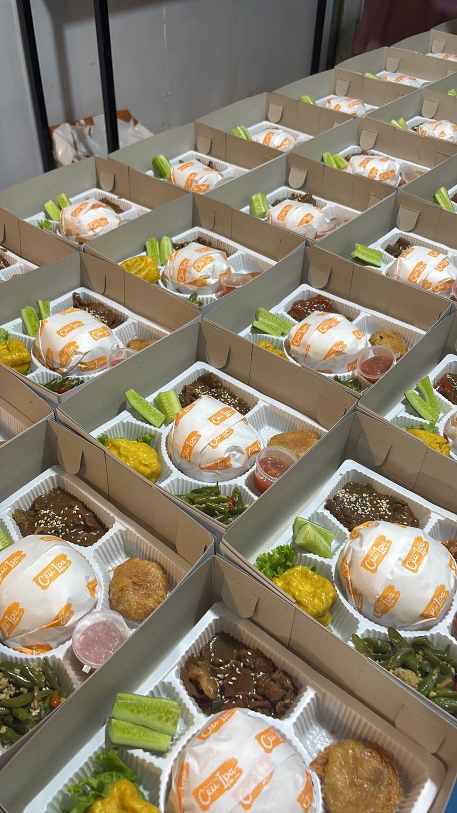 Ratusan nasi box Catering Ceu Ipa siap dikirim ke acara