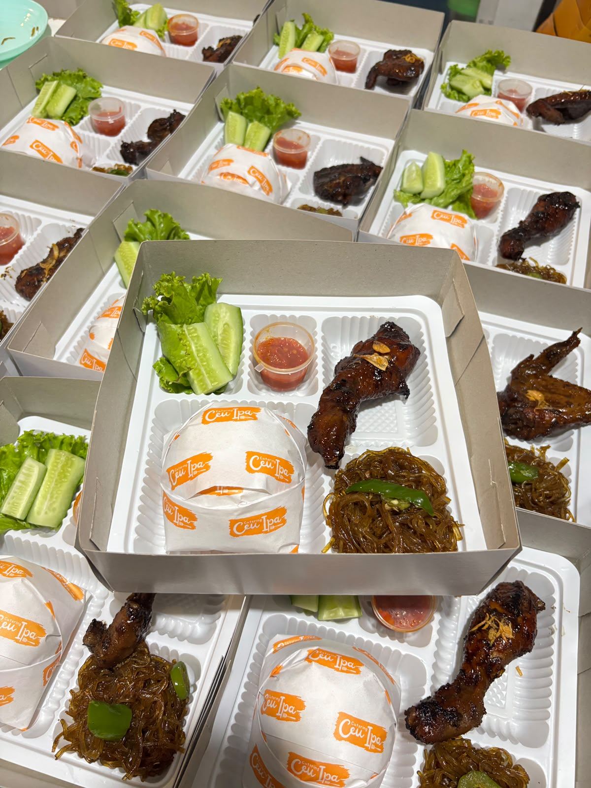 Nasi box sayap ayam bakar dan bihun Catering Ceu Ipa
